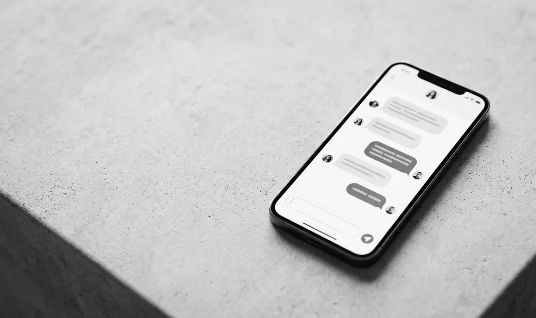 KI-Chatbot beantwortet Kundenanfragen automatisch – KI-generiertes Bild